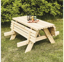 Picknickbord i trä med drycker och snacks i trädgården