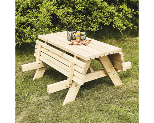 Picknickbord i trä med drycker och snacks i trädgården