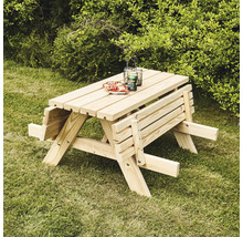 Picknickbord i trä i trädgården med snacks och drycker