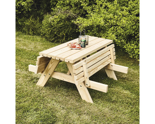 Picknickbord i trä i trädgården med snacks och drycker