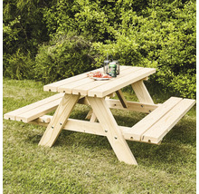 Picknickbord i trä med bänkar i trädgården