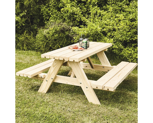 Picknickbord i trä med bänkar i trädgården