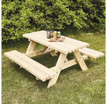 Picknickbord i trä med drycker och snacks utomhus