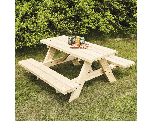 Picknickbord i trä med drycker och snacks utomhus