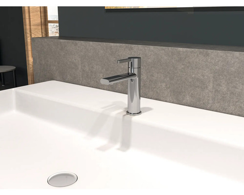 En armatur är monterad på ett tvättställ.