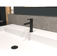 Svart tvättställsblandare på ett vitt tvättställ