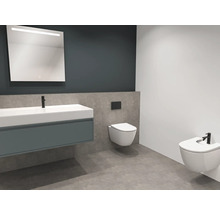 Modernt badrum med tvättställ, belyst spegel, vägghängd toalett och bidé.