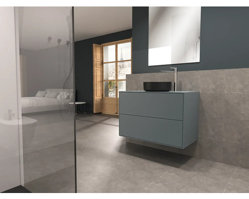 Badrumsscen med tvättställsskåp, spegel och fönster