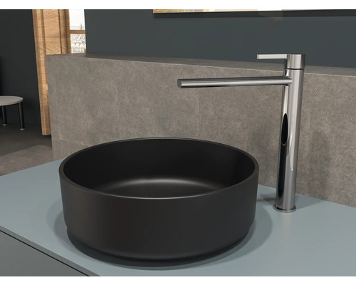 Svart tvättställsskål med kromarmatur
