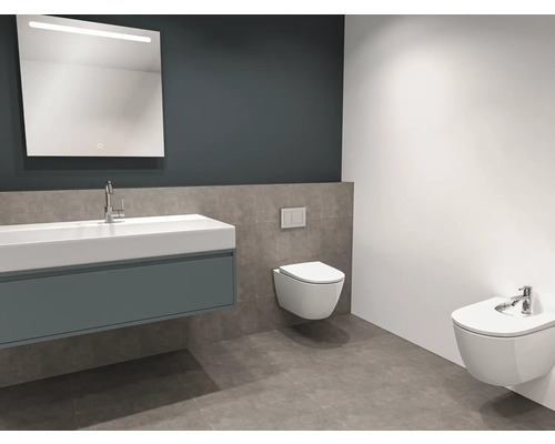 Modernt badrum med handfat, spegel, toalett och bidé