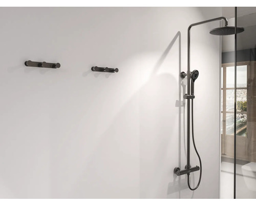 Badrumsvy med duscharmatur och två handdukshållare