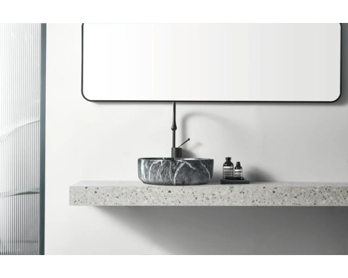 Modernt badrum med marmorhandfat, blandare och spegel