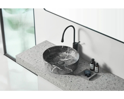 Badrumsbänkskiva med tvättställ i marmor och armatur