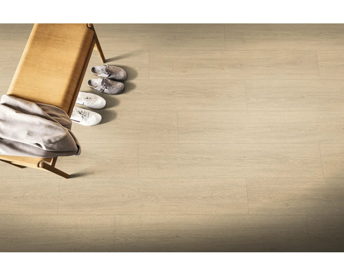 Ljust trägolv med bänk, skor och jacka