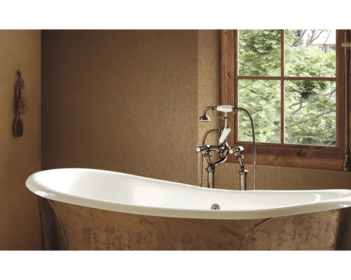 Badrum med badkar, armatur och fönster med träram