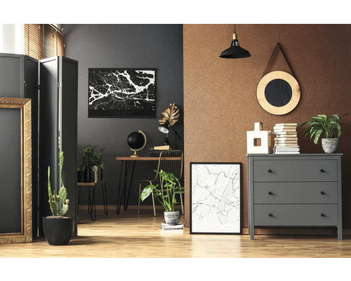 Dekorativt vardagsrum med byrå, bord och krukväxter