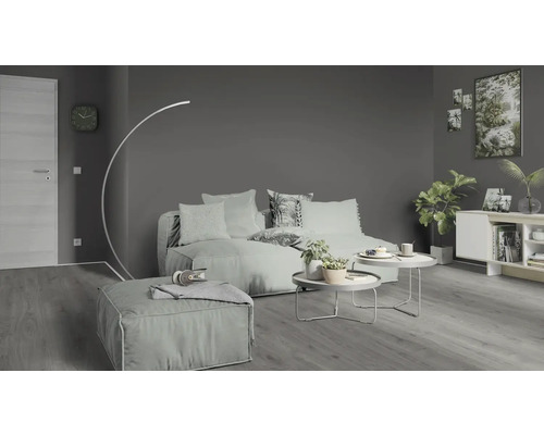 Vardagsrum med soffa, bord och dekoration