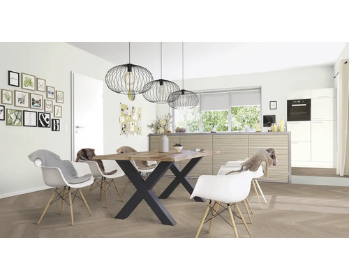 Ljus matplats med träbord, svarta metallben och vita stolar