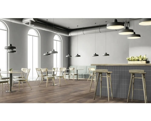 Interiör av en restaurang med bord, stolar, en bar och taklampor