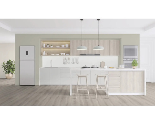 Ljust kök med pentry, köksö och elektriska apparater