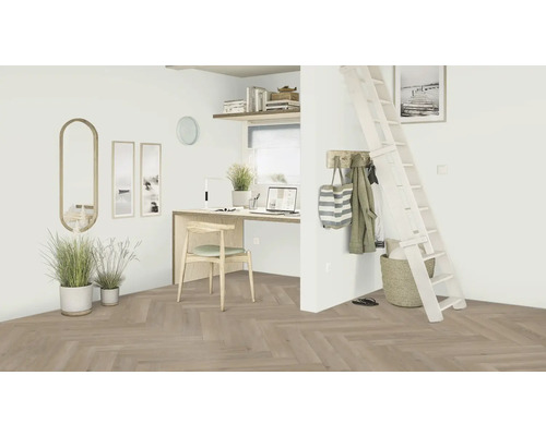 Ljust rum med skrivbord, stege och dekoration