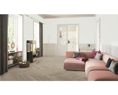 Vardagsrum med hörnsoffa, kamin, golvlampa, hyllor och fönster med gardiner