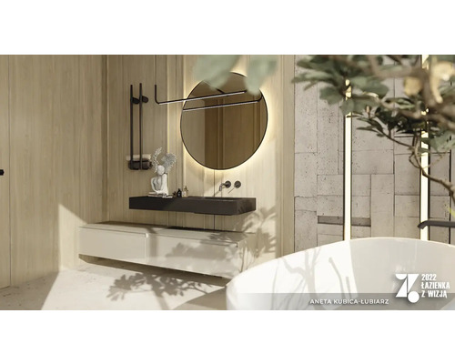 Ljust badrum med handfat, spegel med belysning och badkar