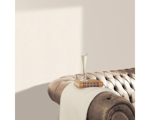 Dekorativt vardagsrum med soffa, bok och champagneglas