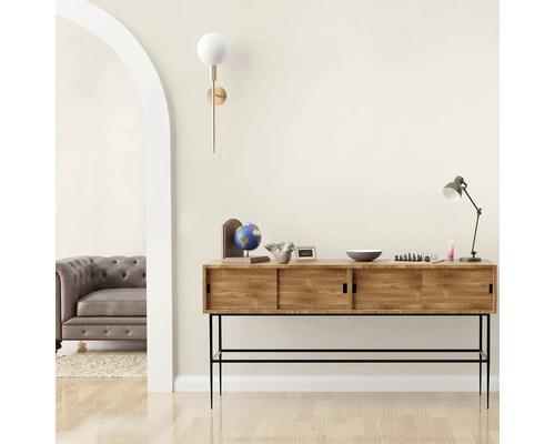 Vardagsrum med träskänk, golvlampa och vägglampa