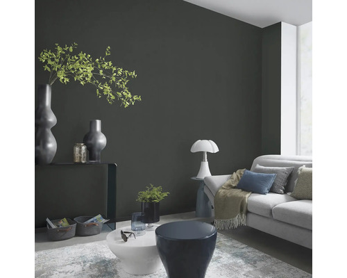 Vardagsrum med soffa, bord och dekorativa element för en mysig atmosfär