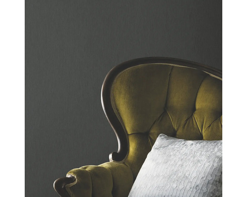 Detaljvy av fåtölj med klädsel och kudde