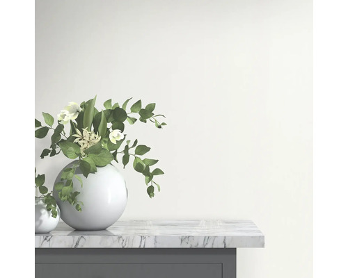 Dekorativ vas med blommor och blad på en marmorskiva