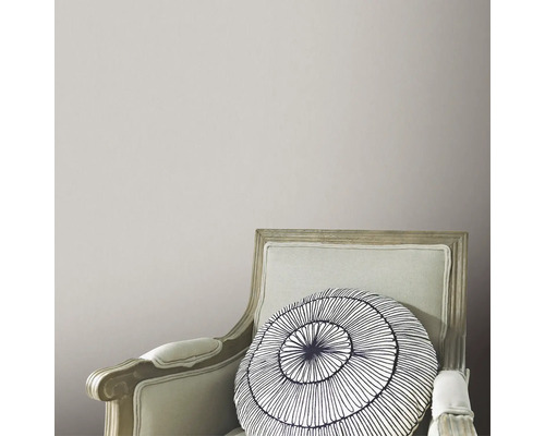 Dekorativ stol med rund prydnadskudde i interiör