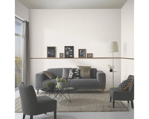 Vardagsrum med soffa, fåtöljer, matta och dekoration