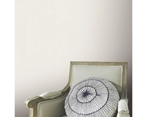 Fåtölj med rund prydnadskudde