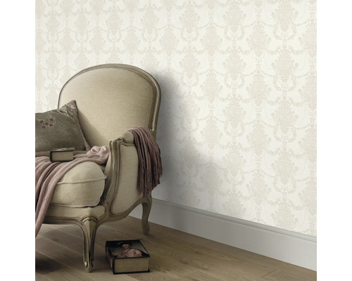 Scen med mönstrad tapet och fåtölj i rummet