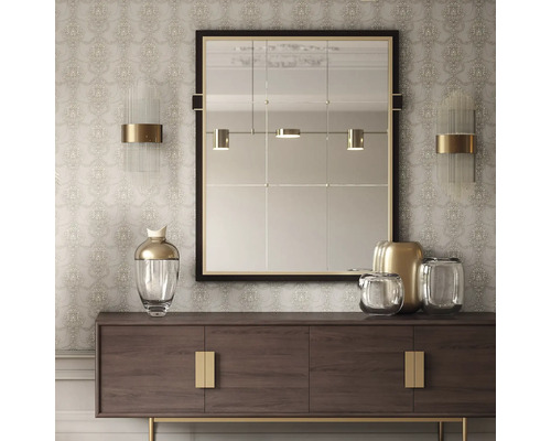 Interiörvy med spegel, vägglampor, byrå och dekorativa vaser