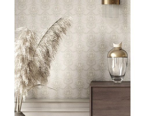 Tapet med ett ornamentalt mönster i ett vardagsrum