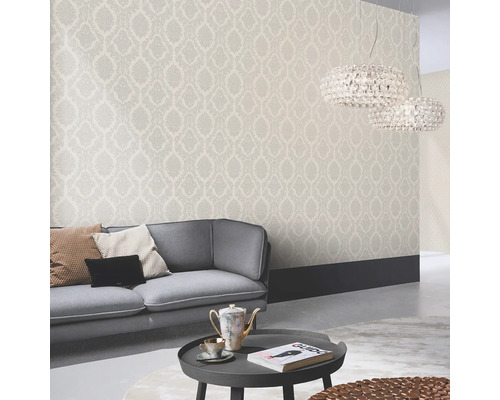 Vardagsrum med mönstrad tapet, soffa och soffbord