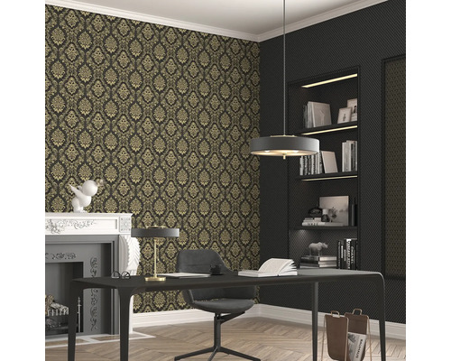 Kontor med tapet med blommönster, skrivbord, stol, hylla och öppen spis