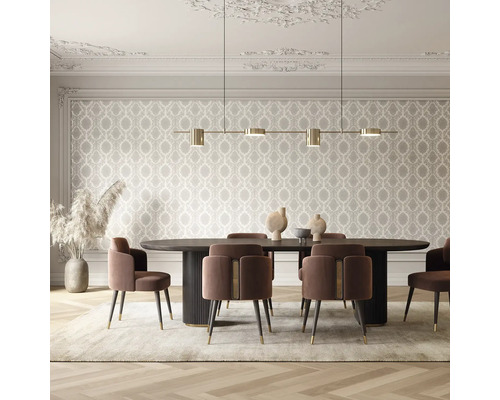 Matsal med matbord, stolar och belysning