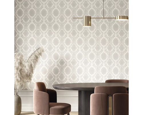 Matsal med mönstrad tapet, matbord och stolar