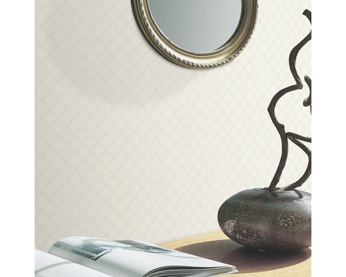 Vardagsrum med tapet med rutmönster, spegel och dekoration