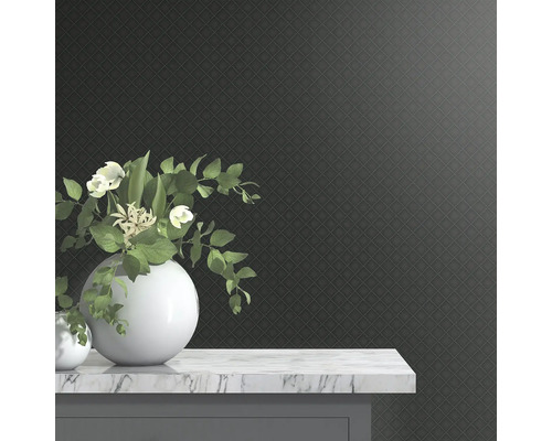 Dekorativ tapet med geometriskt mönster och marmorhylla med blomvas