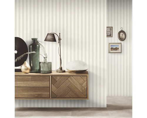 Vardagsrum med randig tapet, träskänk och dekoration