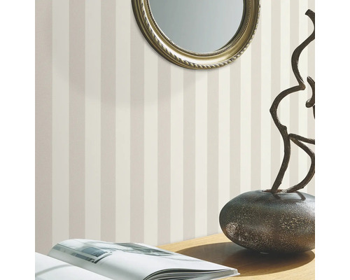 Exempelscen med randig tapet, en spegel och dekorationer på ett bord.