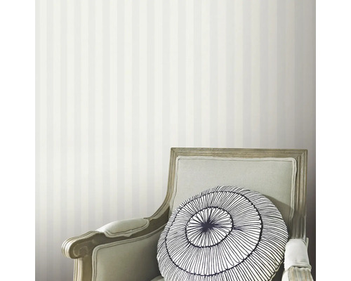 Rum med randig tapet och fåtölj