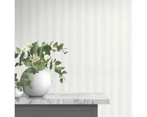 Miljöbild med randig tapet, blomvas och marmoryta