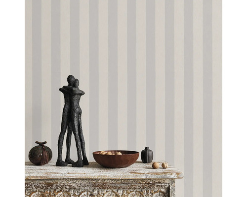 Dekorativ randig tapet i ett ljust rum.