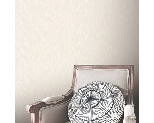 Närbild av en vägg med tapet med trästruktur och en stol med kudde